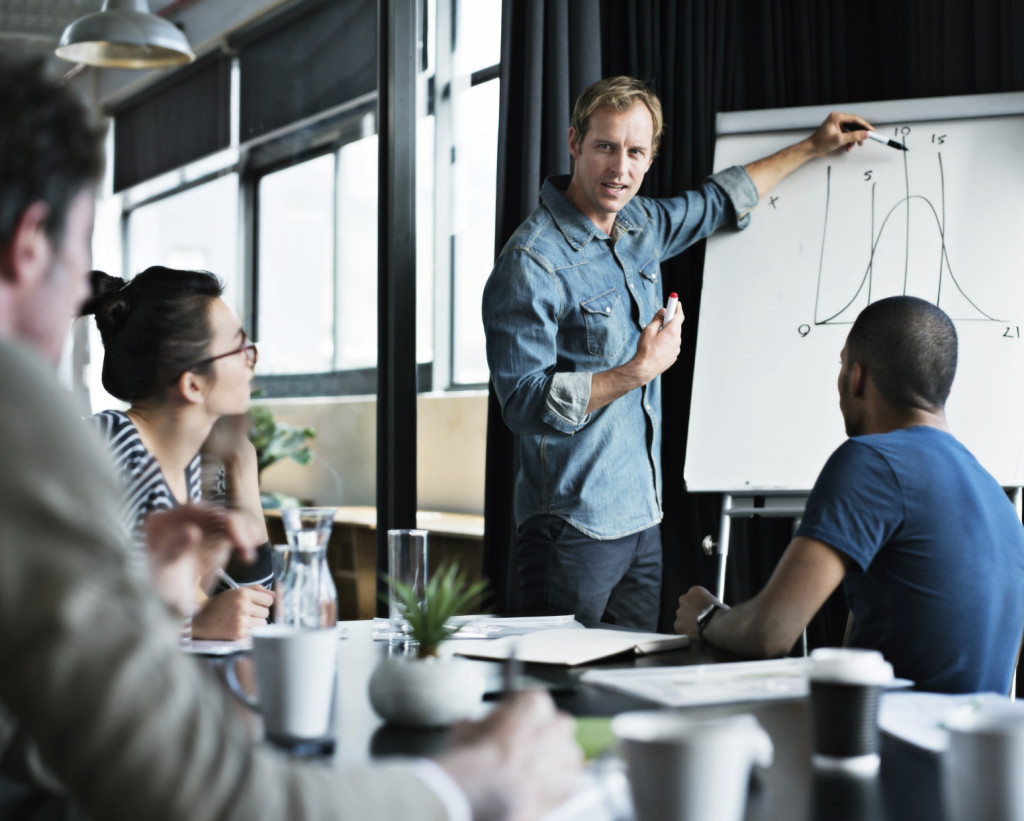 CAPCLINIK propose un dispositif de formation professionnelle continue ayant pour objet de développer  les compétences de réflexion professionnelle spécifiques à l’encadrement, en procédant à l’analyse de l’expérience vécue à partir du récit qui en est donné par un participant dans un groupe de pairs.